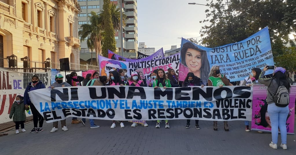 La marcha "Ni una Menos" en Jujuy tuvo masiva adhesión de organizaciones, asociaciones civiles y familiares de víctimas de femicidios.