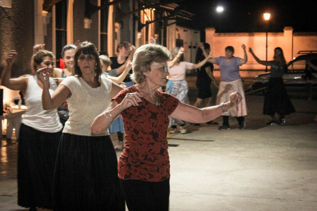 Tres Arroyos: “Cultura Presente. Edición Verano”, nutrida concurrencia a las clases de baile del Centro Cultural La Estación