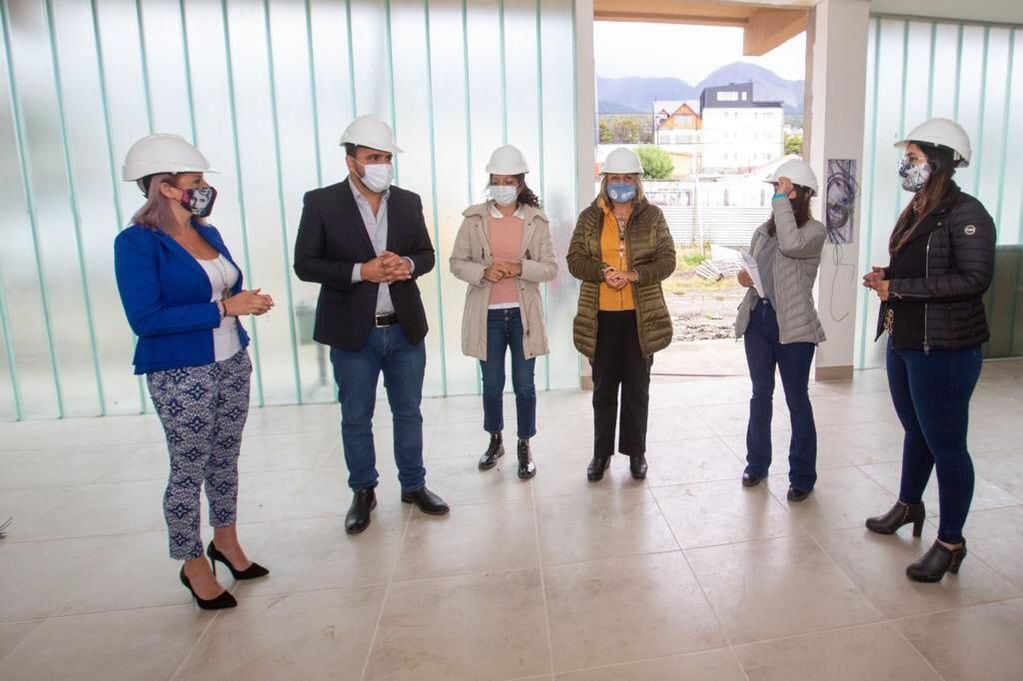 El intendente Walter Vuoto recorrió la obra de la Casa de la Mujer en Ushuaia junto funcionarios de la Sec. de la Mujer.