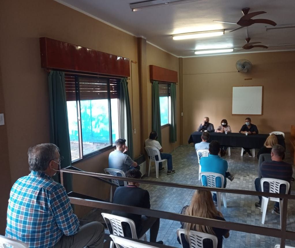 Reunión en Carlos Paz tras recibir al intendente Montoto, y junto a referentes , instituciones intermedias, y vecinos locales.