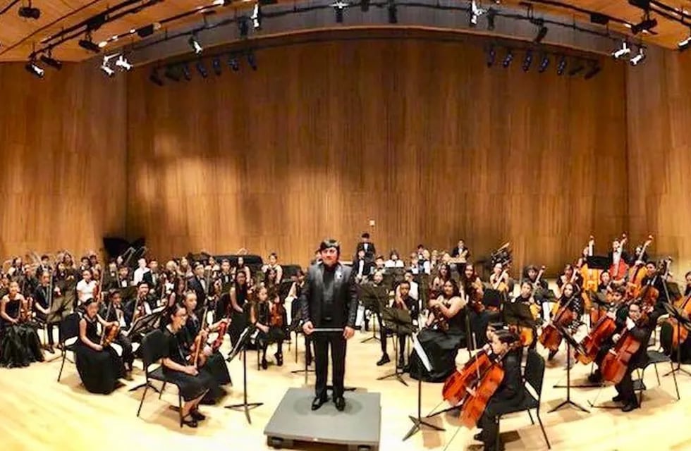 El maestro Sergio Jurado y músicos integrantes del Sistema de Orquestas Juveniles de Jujuy, en una presentación en Nueva York.