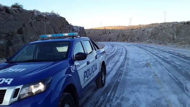 El Camino de las Altas Cumbres sigue cortado este martes por acumulación de nieve sobre la carpeta asfáltica. (Policía de Córdoba)