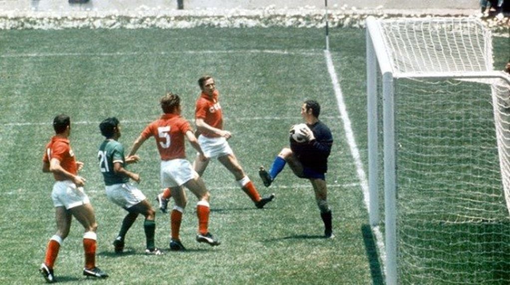 En México-Unión Soviética, partido inaugural de la Copa, se produjeron los primeros cambios autorizados por la Fifa y también se vio la primera tarjeta amarilla.
