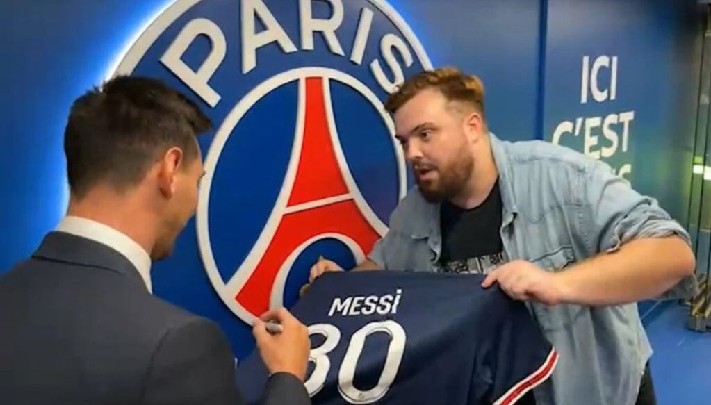 Lionel Messi le firmó dos camisetas a Ibai.