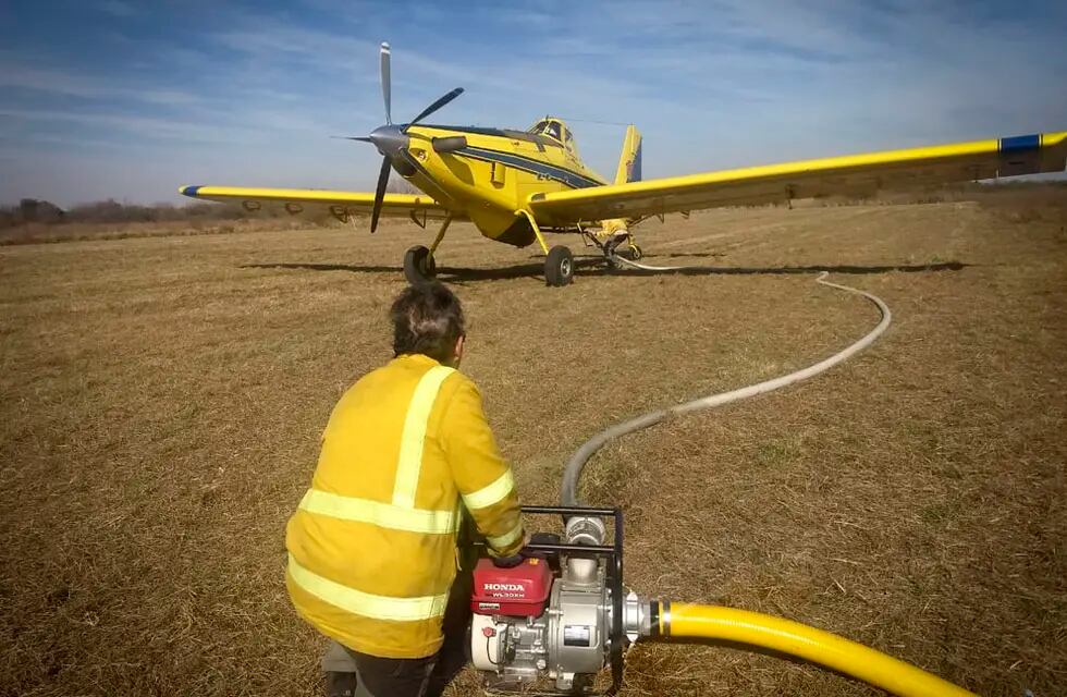 Un avión hidrante ya trabaja en el sector. (Gentileza Gobierno de Córdoba)