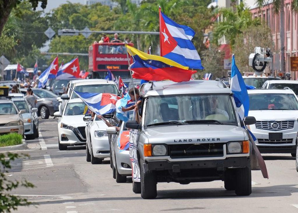 Miembros del Movimiento Democracia y otras organizaciones del exilio cubano, venezolano y nicaragüense, participan en una caravana de protesta "contra el mega fraude constitucional" en Cuba y contra el presidente "ilegítimo" de la isla, Miguel Díaz-Canel.