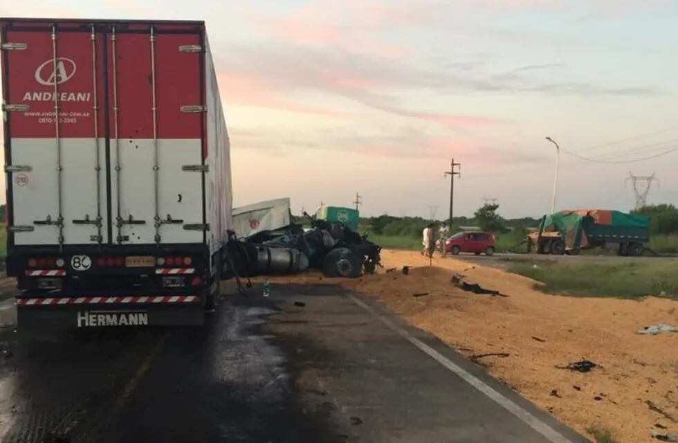 Chocaron dos camiones en la ruta 11: los vehículos resultaron destrozados. (Web).