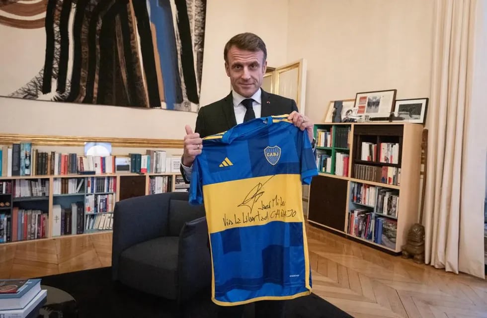 Macron con la camiseta de Boca autografiada por Javier Milei. Gentileza: X @JMilei.