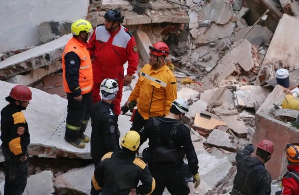 Todavía intentan rescatar a un hombre atrapado en el derrumbe de la casa de tres pisos de Rosario.