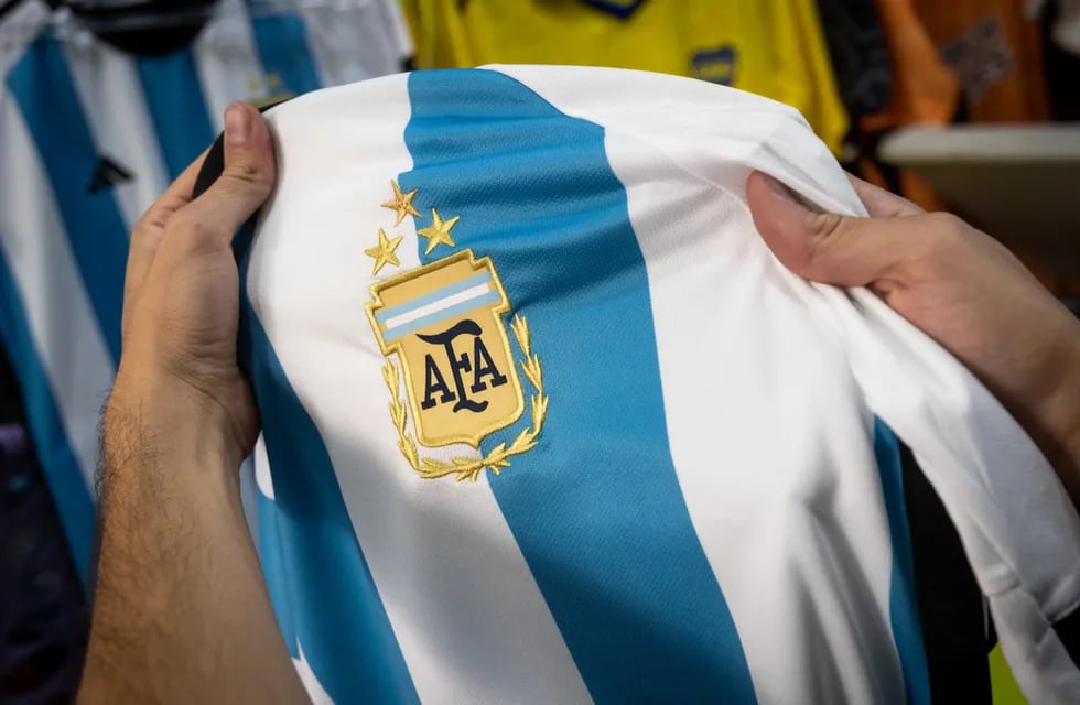 Las tres estrellas en el escudo de la Selección Argentina, un tesoro difícil de igualar para los amantes del fútbol.