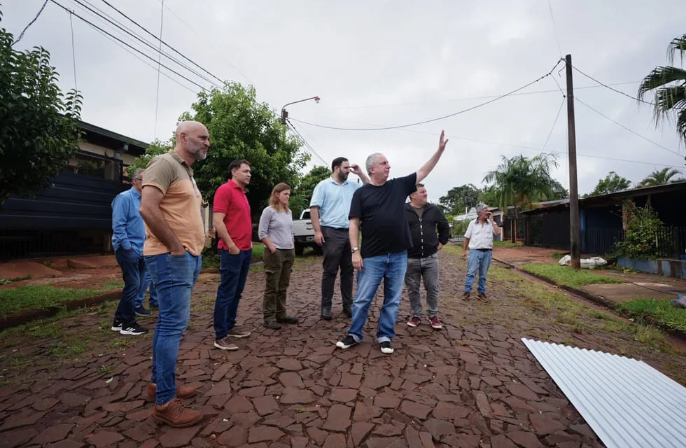 Hugo Passalacqua recorrió las zonas afectadas por la fuerte tormenta en Leandro N. Alem