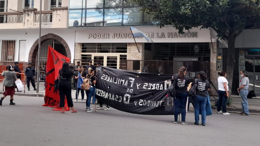 Desde hora temprana se congregaron a las puertas del edificio de calle senador Pérez 187 integrantes de colectivos y organismos de derechos humanos de Jujuy.