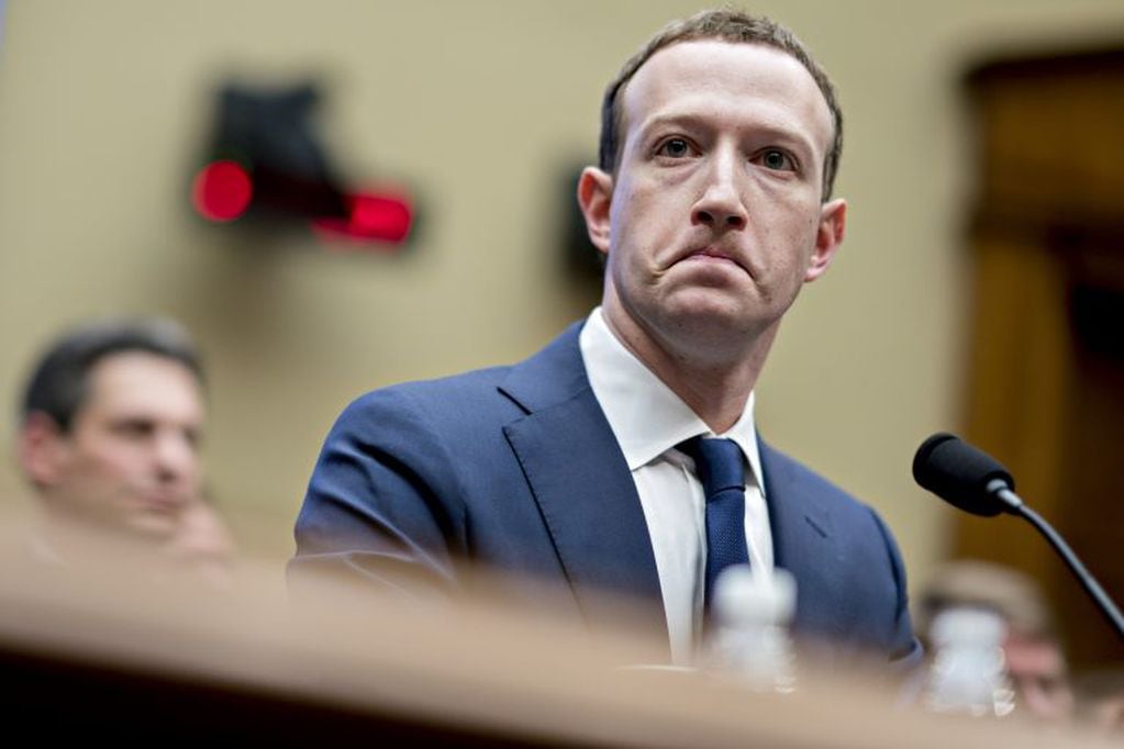 Mark Zuckerberg, director ejecutivo y fundador de Facebook., escucha durante una audiencia del Comité de Energía y Comercio de la Cámara de Representantes en Washington, EE. UU., el miércoles 11 de abril de 2018. Crédito: Andrew Harrer / Bloomberg.