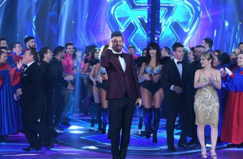 Adrián Suar miró el comienzo de la nueva ficción de El Trece junto a los protagonistas con un pantalón de vestir negro, un chaleco azul y camisa blanca; luego se puso un saco negro, un pañuelo blanco y se metió en la apertura de Showmatch.