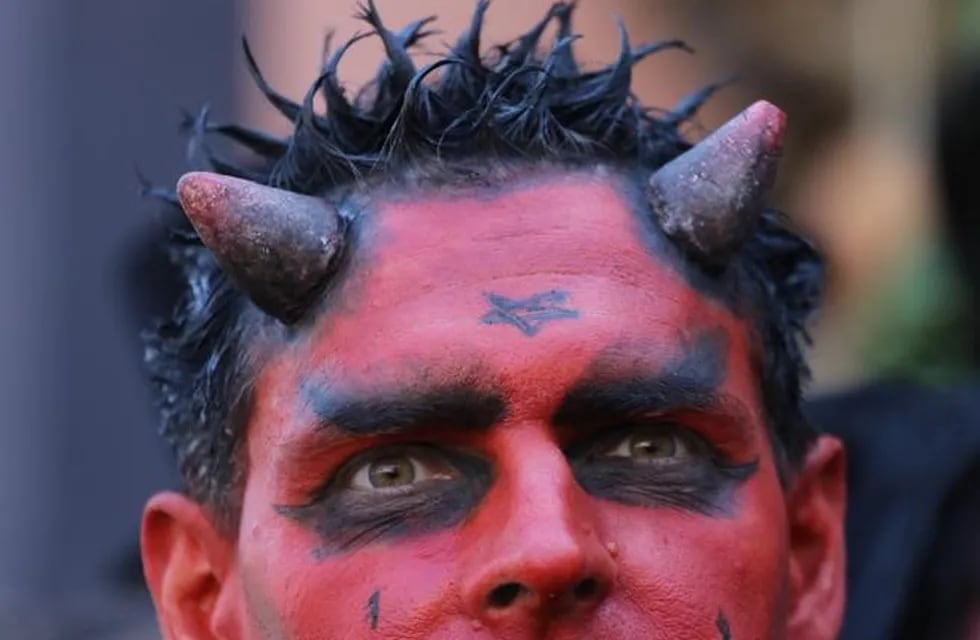 Disfrazado de El Diablo, un pasajero de Río Cuarto estafó a un remisero de Paraná.