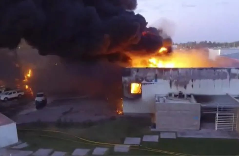 El incendio en Parque Industrial resultó sin heridos pero con pérdidas totales.