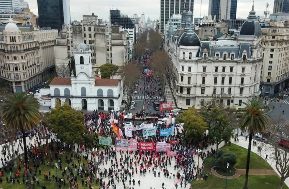 Cientos de personas marchan a la Plaza de Mayo en reclamo de justicia por la muerte de Facundo Astudillo, este jueves, en Buenos Aires (Foto: Clarín)