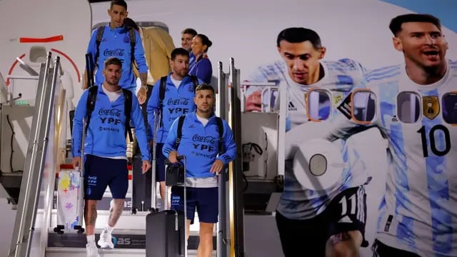 La Selección Argentina llegó a Qatar y fue recibida por cientos de hinchas