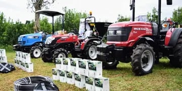 Montecarlo: hicieron entrega de insumos y maquinaria agrícola a productores rurales