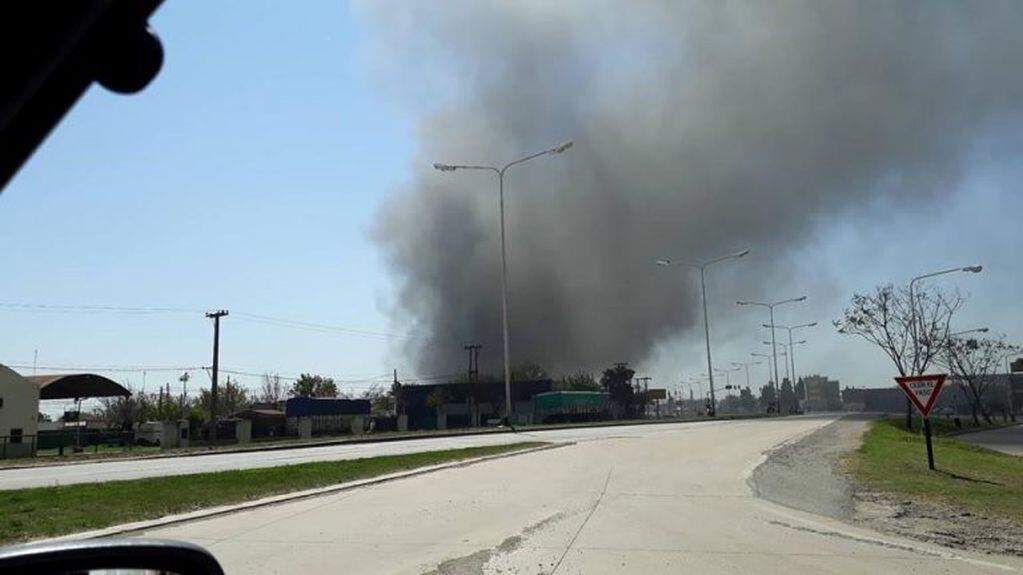 La columna de humo puso en alerta a los vecinos de la zona noroeste de la ciudad. (Radio Rafaela)