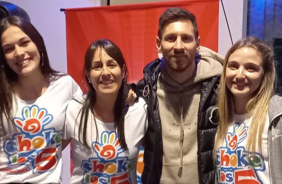 Lionel Messi junto a las animadoras de Choke los 5
