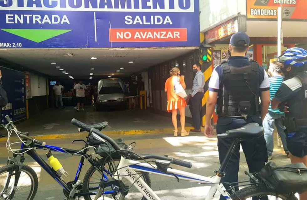 Policías se hicieron presente a los pocos minutos de denunciado el robo en la playa de estacionamiento de calle Catamarca 44. Gentileza Los Andes