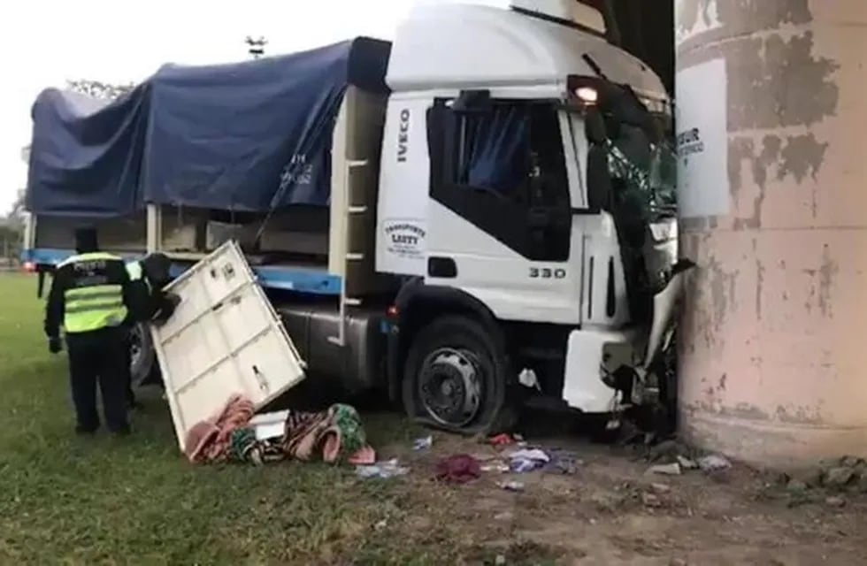 Un camión se estrelló contra en un pilar de la rotonda de Limache. (El Tribuno)