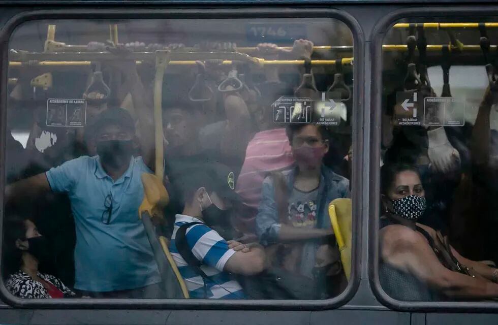 Autobús atestado de gente en Rí­o de Janeiro el 30 de marzo del 2021. (AP Photo/Bruna Prado, File)