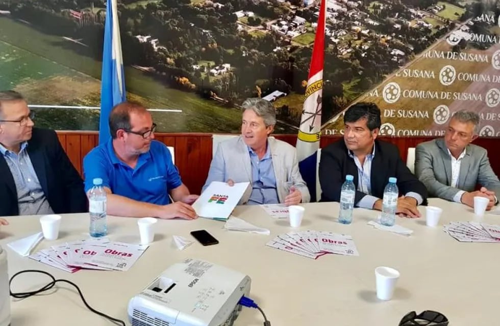 El Ministro José Garibay hace entrega del proyecto ejecutivo para la red de agua potable al presidente comunal de Susana, Alejandro Ambort (web)