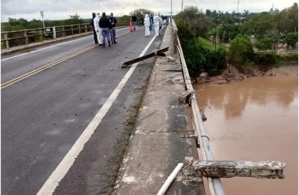Un camión cayó a las aguas del río Bermejo en Puerto Eva Perón (Foto: Gentileza)