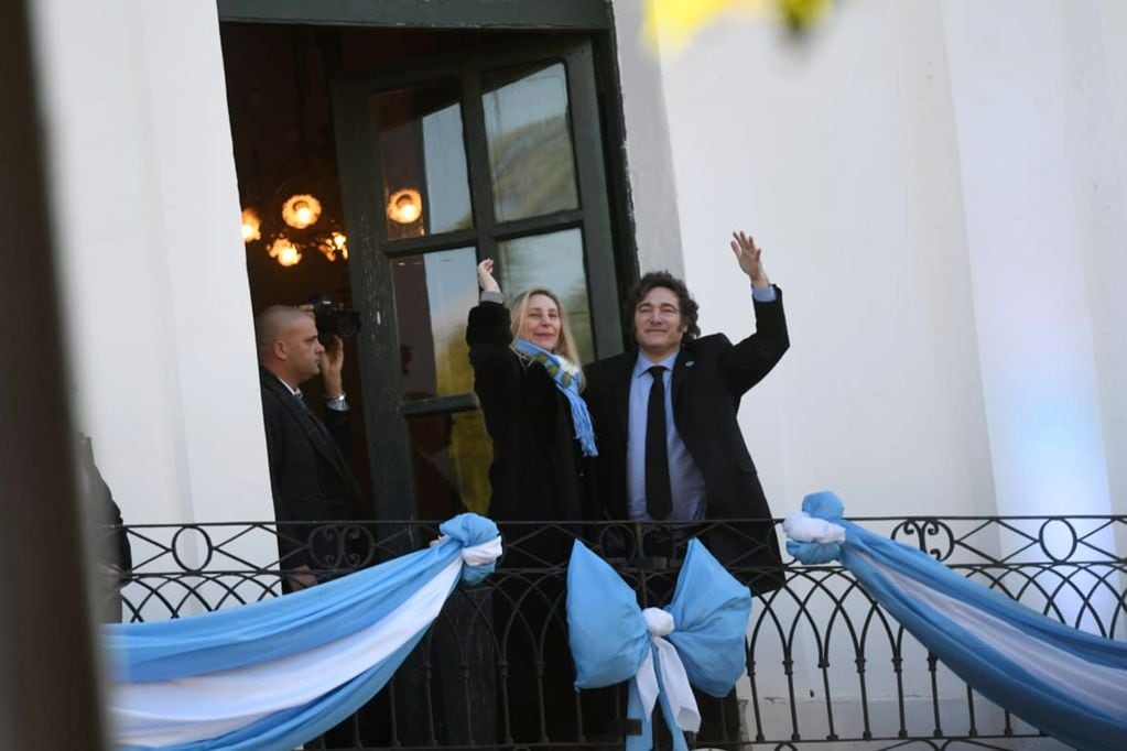 Córdoba. De forma sorpresiva, el presidente Milei saludó a los presentes desde uno de los balcones del Cabildo. Estuvo acompañado de su hermana. (Javier Ferreyra / La Voz)