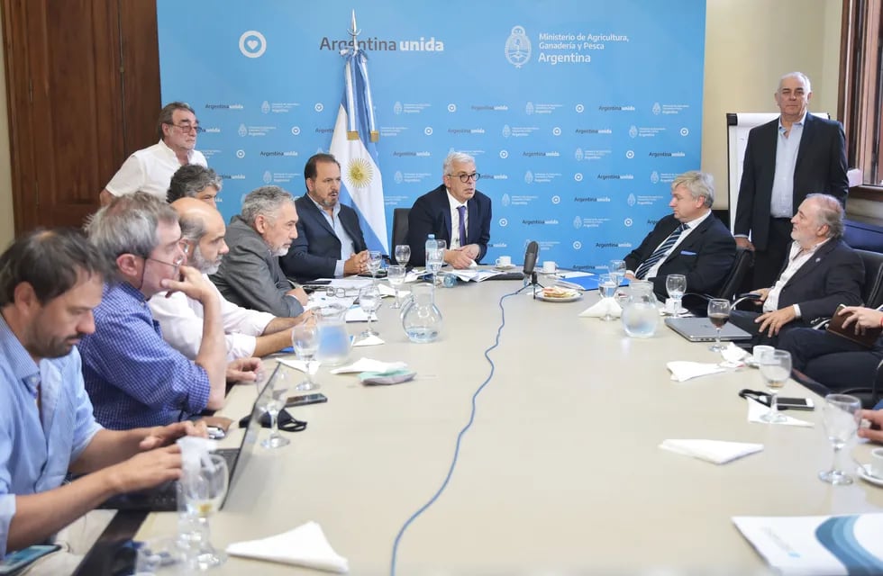 El ministro Julián Domínguez encabezó una reunión con técnicos de la Mesa de Enlace. (Prensa Ministerio de Agricultura de la Nación)