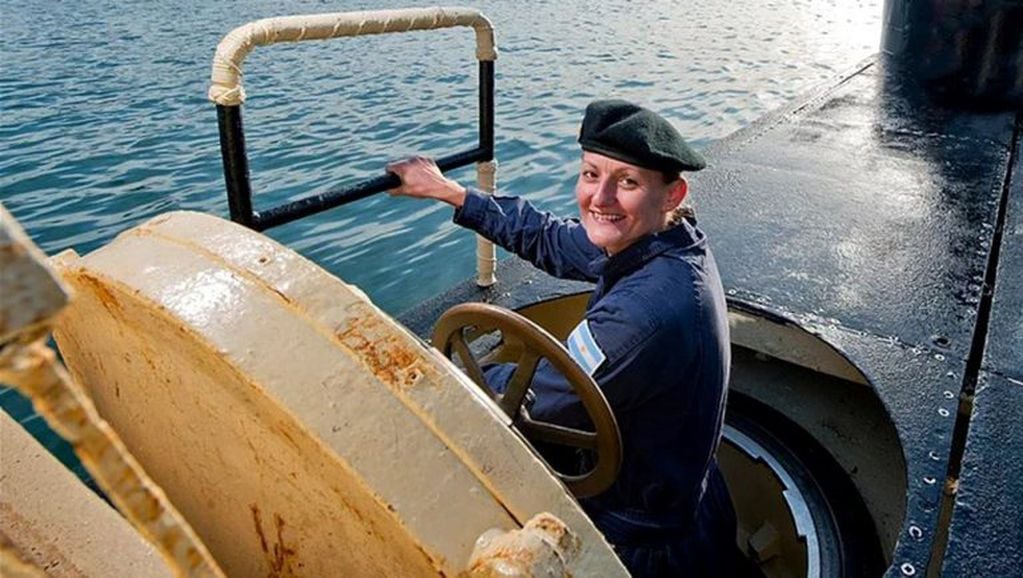 Eliana Krawczyk, feliz en su ambiente que eran el mar y el submarino en el que prestó servicios hasta el final. (CIMECO)