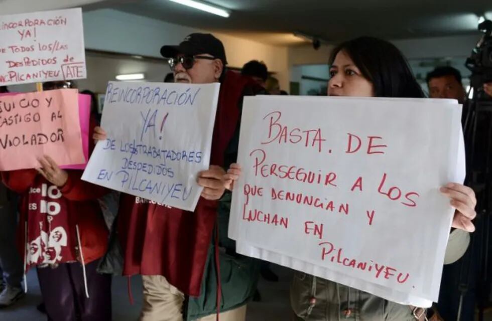 Un grupo de manifestantes se hizo presente en un acto oficial para reclamar por los despedidos del municipio de Pilcaniyeu. Foto: Alfredo Leiva.