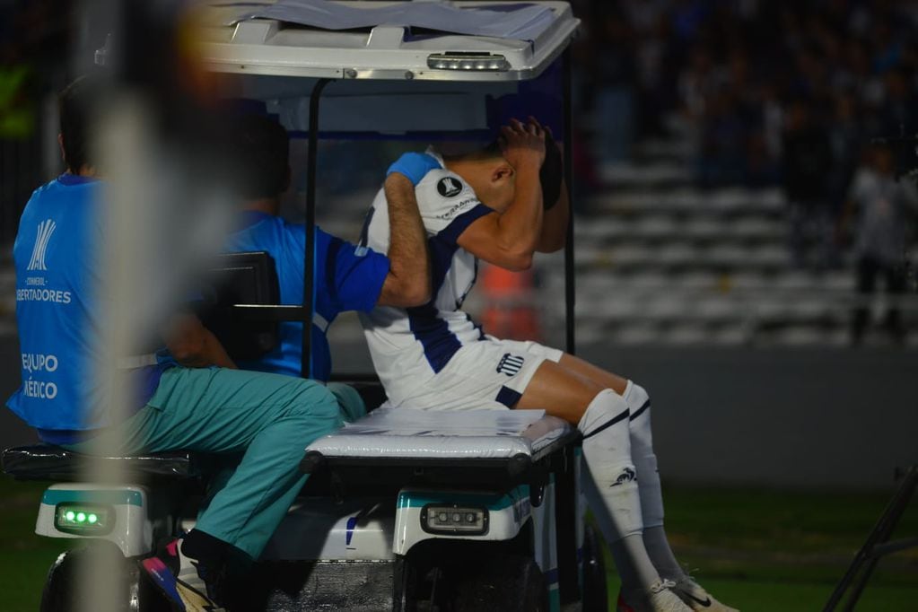 El paraguayo Ramón Sosa salió lesionado en Talleres vs. San Paulo. (Nicolás Bravo / La Voz).