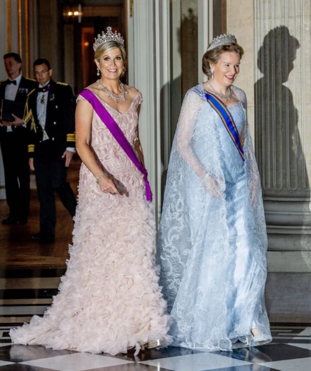 La Reina de Países Bajos se encuentra en Bélgica por una visita de Estado e impresionó con el glamuroso vestido que lució en su paso por dicho país.