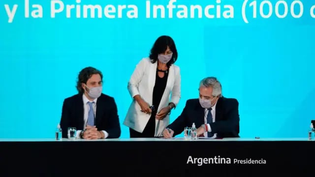 Firmado. El Presidente en el acto de ayer, junto a Vilma Ibarra y a Santiago Cafiero. (Clarín)