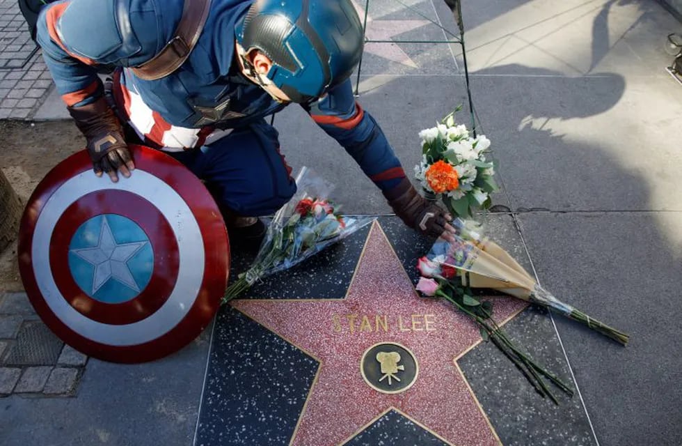 Un imitador del Capitán América observa el homenaje en la estrella del Paseo de la Fama al dibujante de cómics y editor Stan Lee, quien murió este 12 de noviembre a la edad de 95 años. EFE/ Eugene Garcia