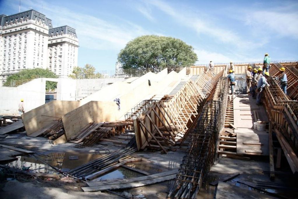 Una "escalinata-puente" permitirá caminar desde Plaza de Mayo hasta Puerto Madero