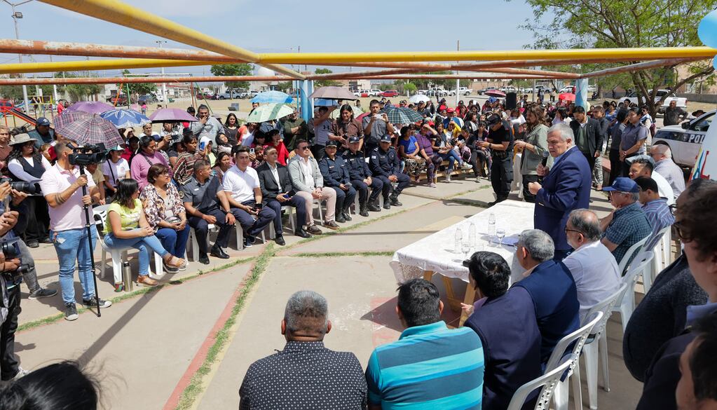 El gobernador Morales habló ante los vecinos reunidos en Alto Comedero para recibir la documentación de sus terrenos.