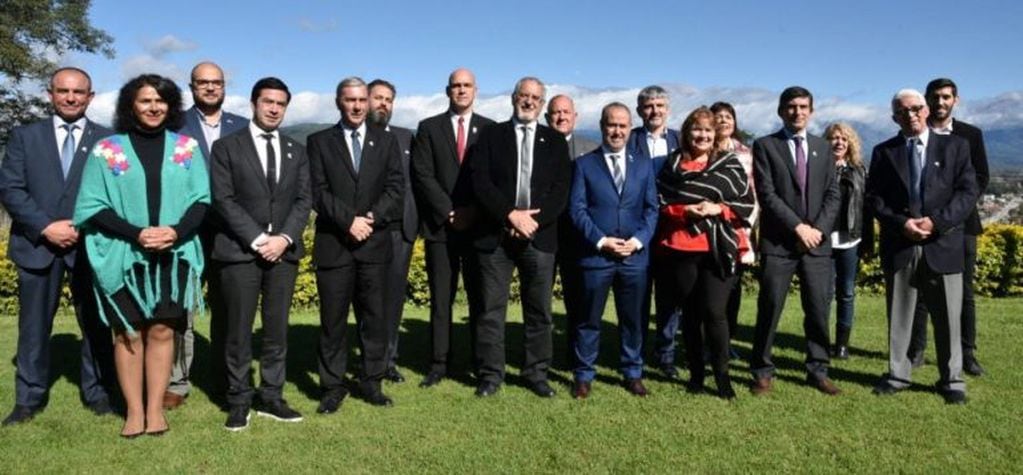 Los ministros Gustavo Bouhid y Ekel Meyer, con el titular de la Sedronar, Roberto Moro, y funcionarios nacionales y provinciales asistentes a la asamblea del Co.Fe.Dro. en Jujuy.