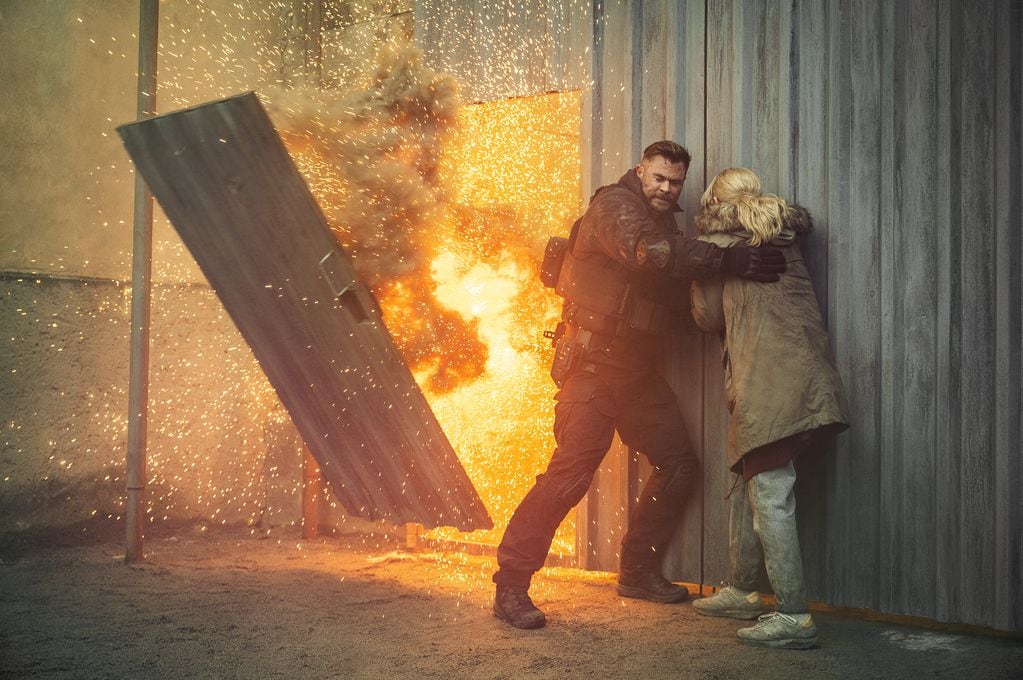 Misión de rescate 2. (L-R) Chris Hemsworth as Tyler Rake and Director Sam Hargrave on the set of Extraction 2. Cr. Jasin Boland/Netflix © 2023