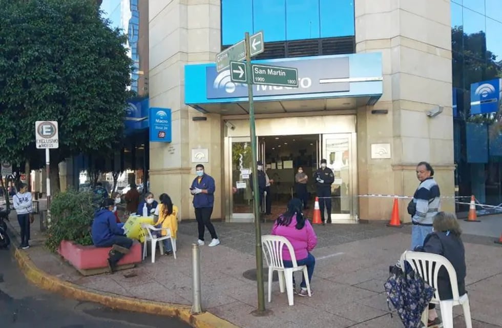 Posadas. Cola organizada frente al Banco Macro en la Plaza 9 de Julio con los clientes esperando sentados cómodamente en sillas. (Misiones Online)