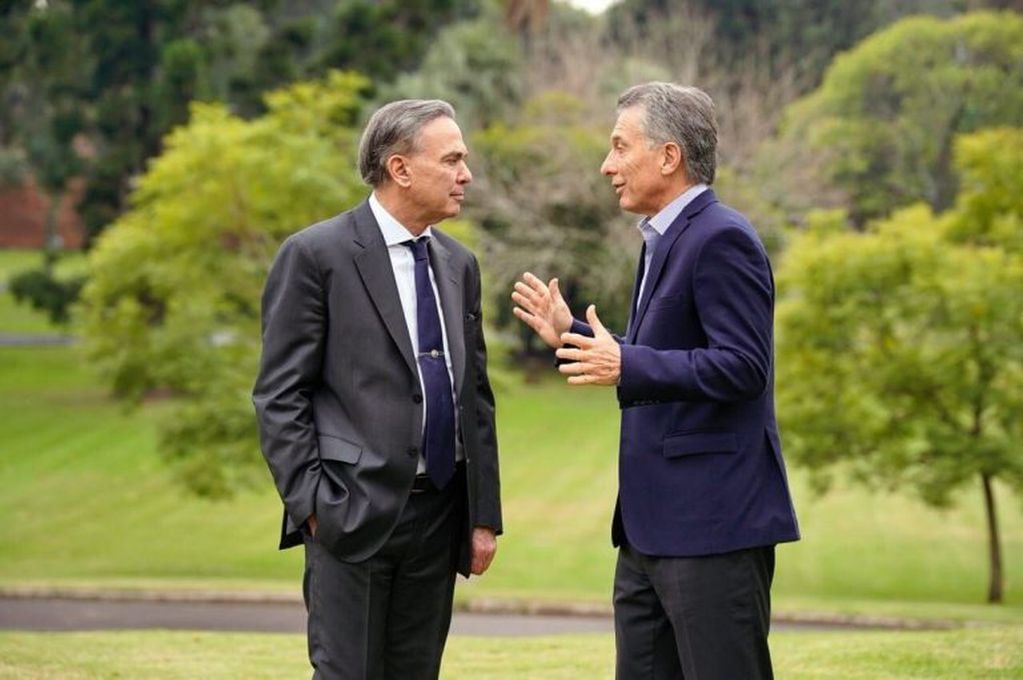 Fotografía cedida por la oficina de prensa de Juntos por el Cambio, muestra al presidente de Argentina, Mauricio Macri (d), junto al senador Miguel Ángel Pichetto (i), durante su primer encuentro este miércoles, tras anunciar que competirán en una misma lista en las elecciones generales de octubre, para la presidencia y vicepresidencia del país, respectivamente, en Buenos Aires (Argentina). EFE/PRENSA JUNTOS POR EL CAMBIO/