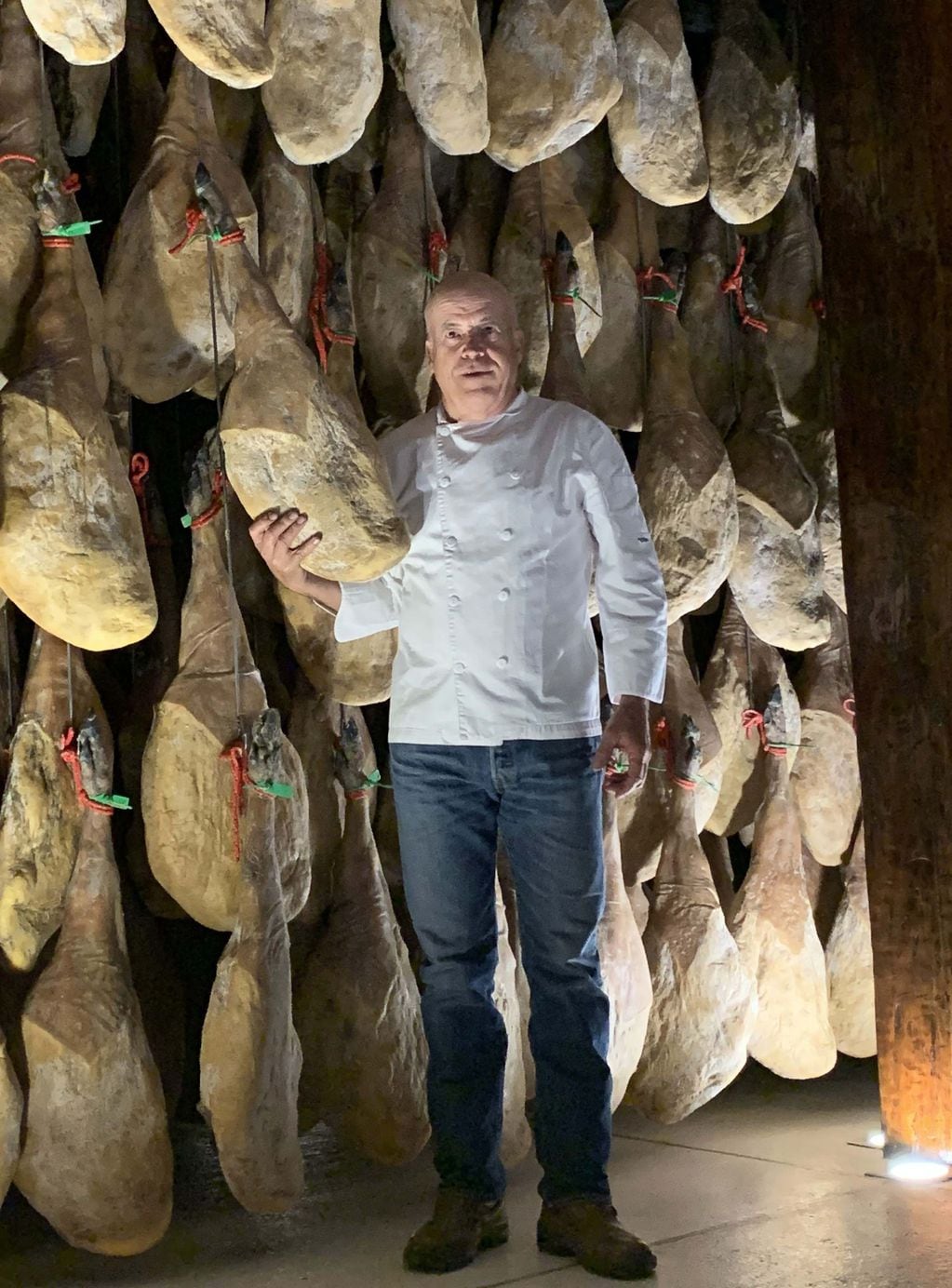 Kiko Fernández y su familia venden uno de los jamones de pata negra más exquisitos del país, mezclando las particularidades de Salta con sus tradiciones de España.