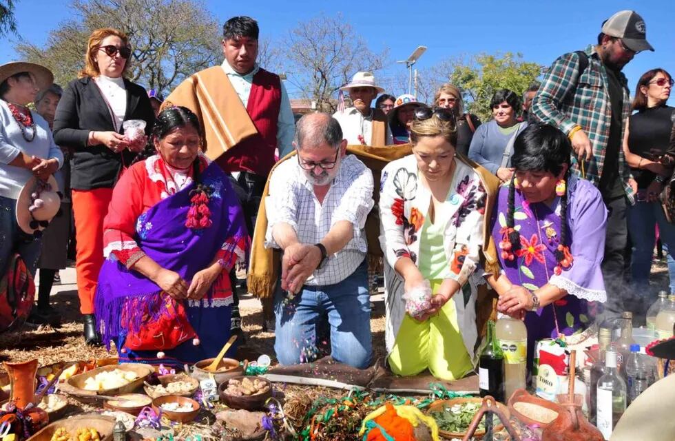 Jujeños celebran este 1 de agosto el día de la Pachamama con ofrendas y le agradecen por su generosidad.