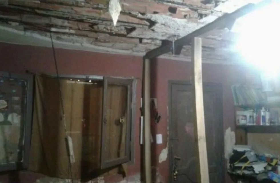 Se cayó parte del techo en una vivienda de barrio Villa El Libertador