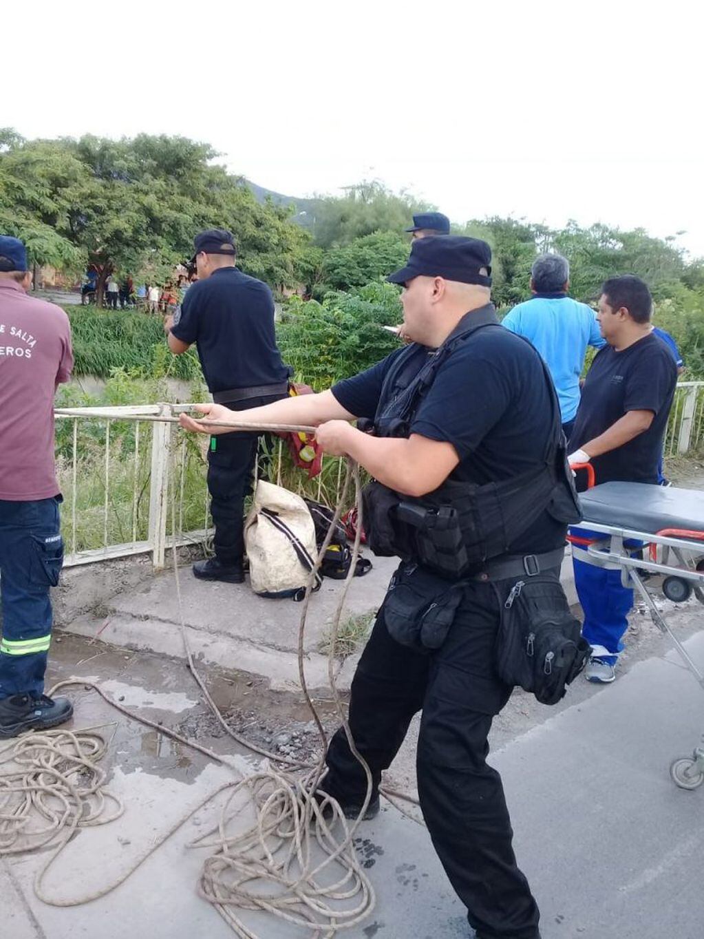 un auto cayó al canal de la avenida Yrigoyen. (Policía de Salta)