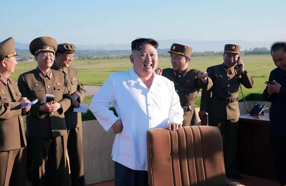 This undated picture released from North Korea's official Korean Central News Agency (KCNA) on May 28, 2017 shows North Korean leader Kim Jong-Un (C) inspecting the test of a new anti-aircraft guided weapon system organized by the Academy of National Defence Science at an undisclosed location.nNorth Korean leader Kim Jong-Un has overseen a test of a new anti-aircraft weapon system, state media said on May 28, amid mounting tensions in the region following a series of missile tests by Pyongyang. / AFP PHOTO / KCNA VIA KNS / STR /  - South Korea OUT / REPUBLIC OF KOREA OUT   ---EDITORS NOTE--- RESTRICTED TO EDITORIAL USE - MANDATORY CREDIT 