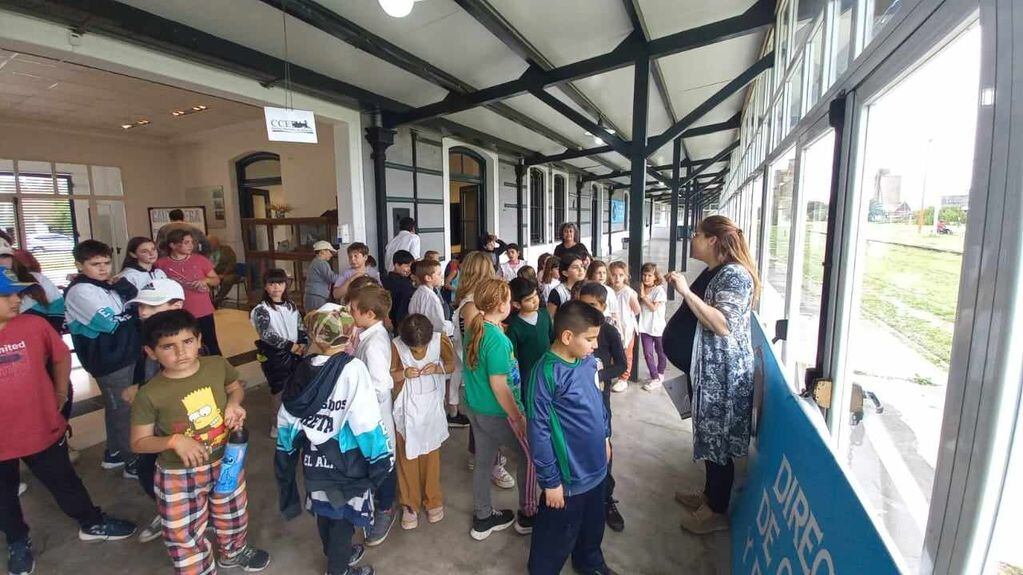 alumnos de la Escuela Primaria Nº 34 de Reta visitaron el Centro Cultural La Estación